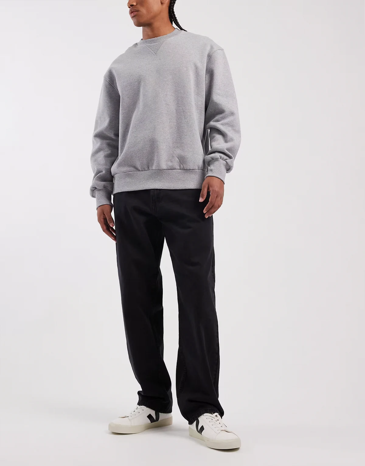 – Czarne jeansy o luźnym kroju