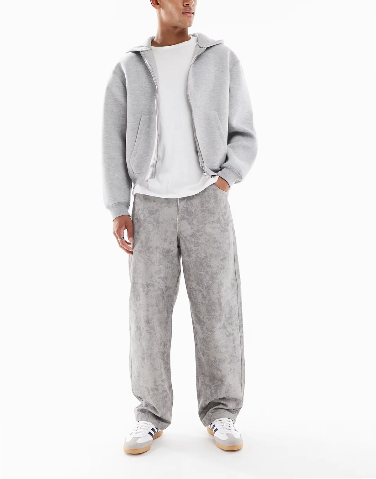 – Locker sitzende Jeans mit geradem Schnitt und Military-Muster