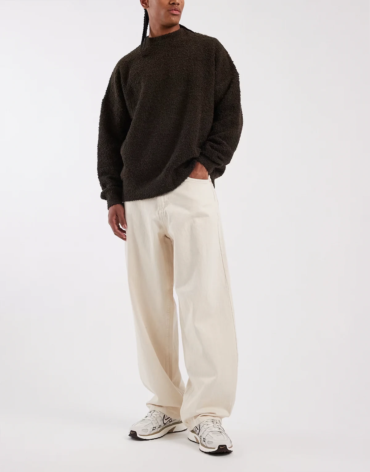 – Jeansy baggy w kolorze złamanej bieli