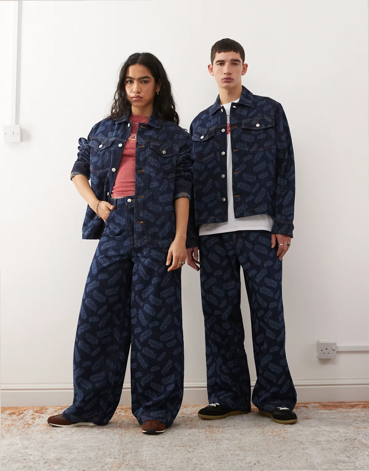 x Stranger Things – Weite Unisex-Jeans in Mittelblau mit Laserprint-Logo