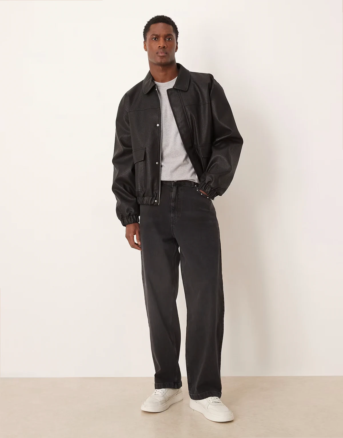 – Czarne luźne jeansy o prostym kroju z ćwiekami