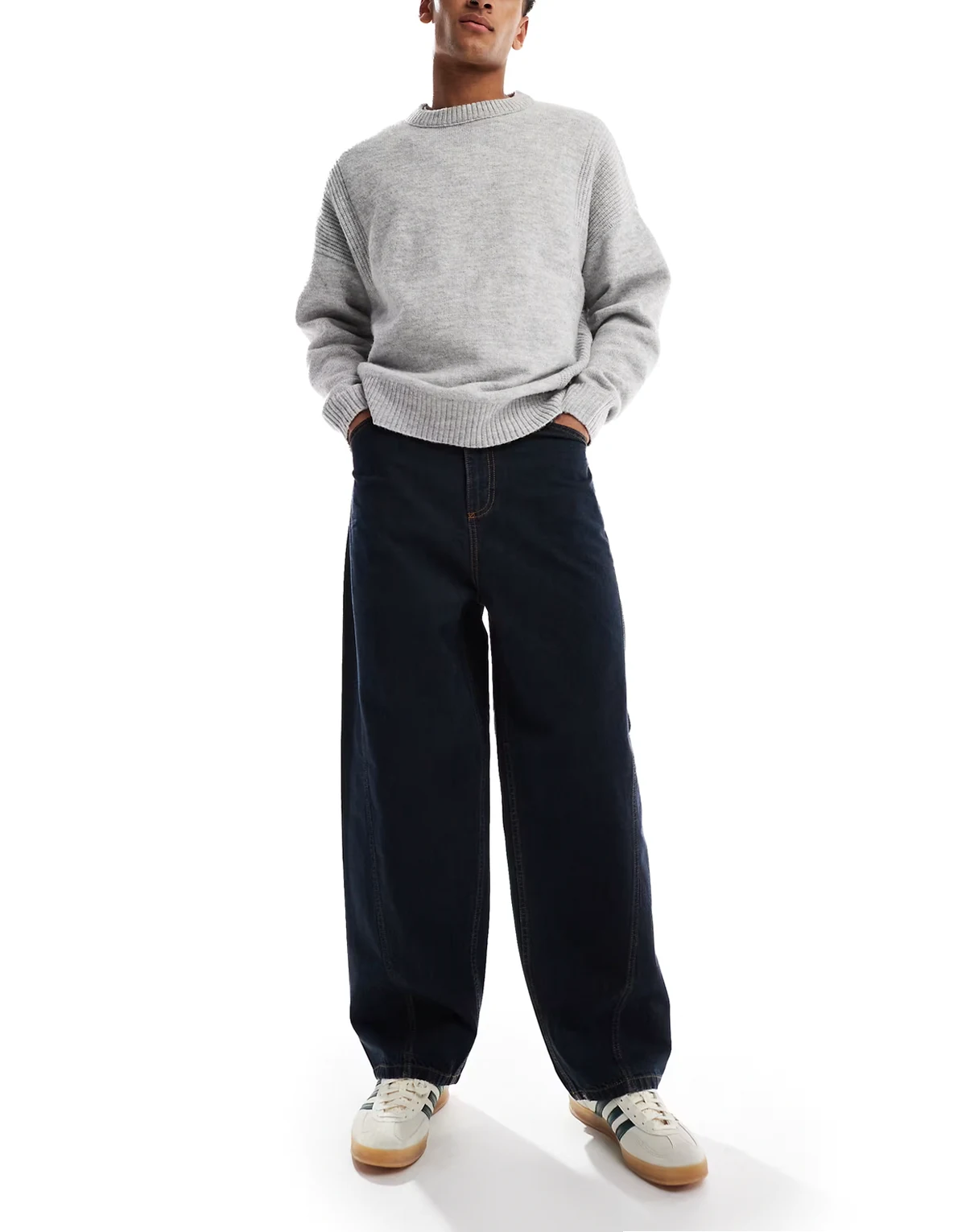 – X001 – Obszerne jeansy w ciemnym granatowym kolorze z efektem sprania