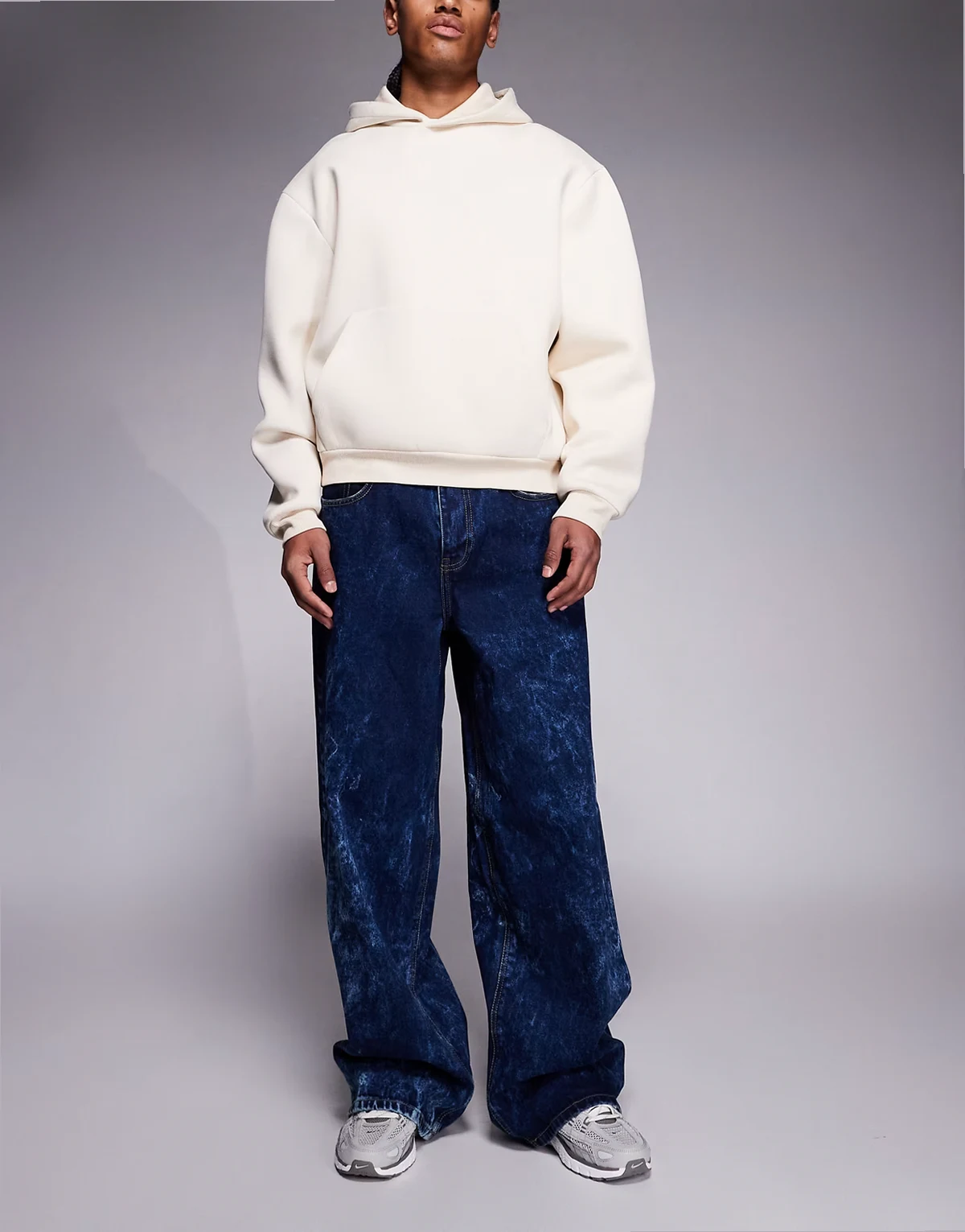 – Ciemnoniebieskie jeansy oversize