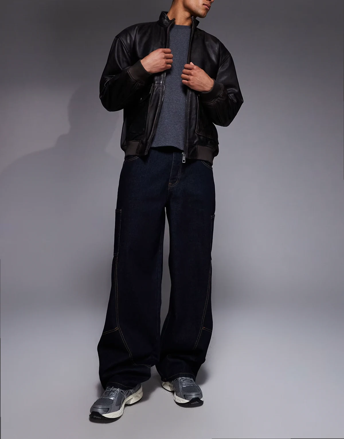 – Czarne luźne jeansy z kieszeniami po bokach