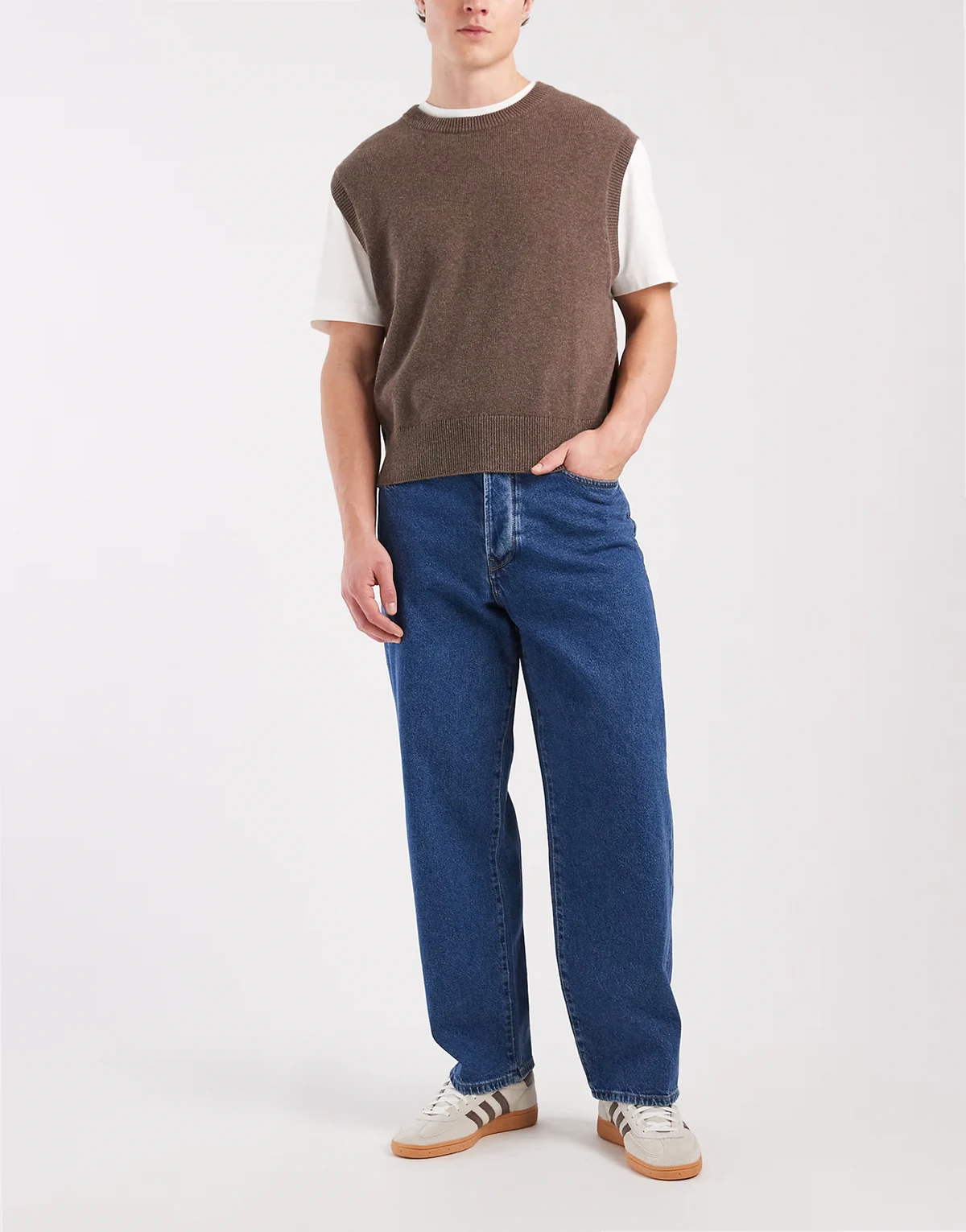 – Ciemnoniebieskie luźne jeansy