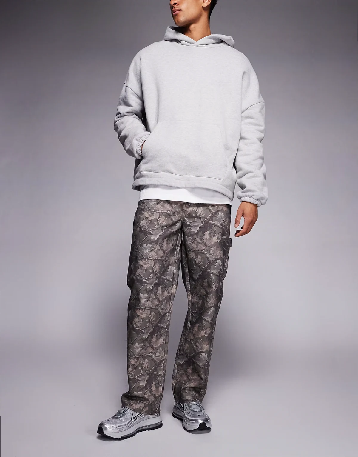 – Kolorowe jeansy we wzór moro