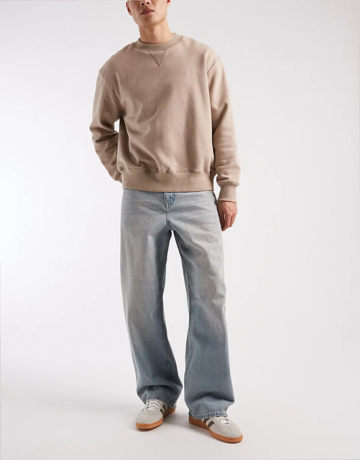 – Jasnoniebieskie jeansy baggy z efektem przebarwienia