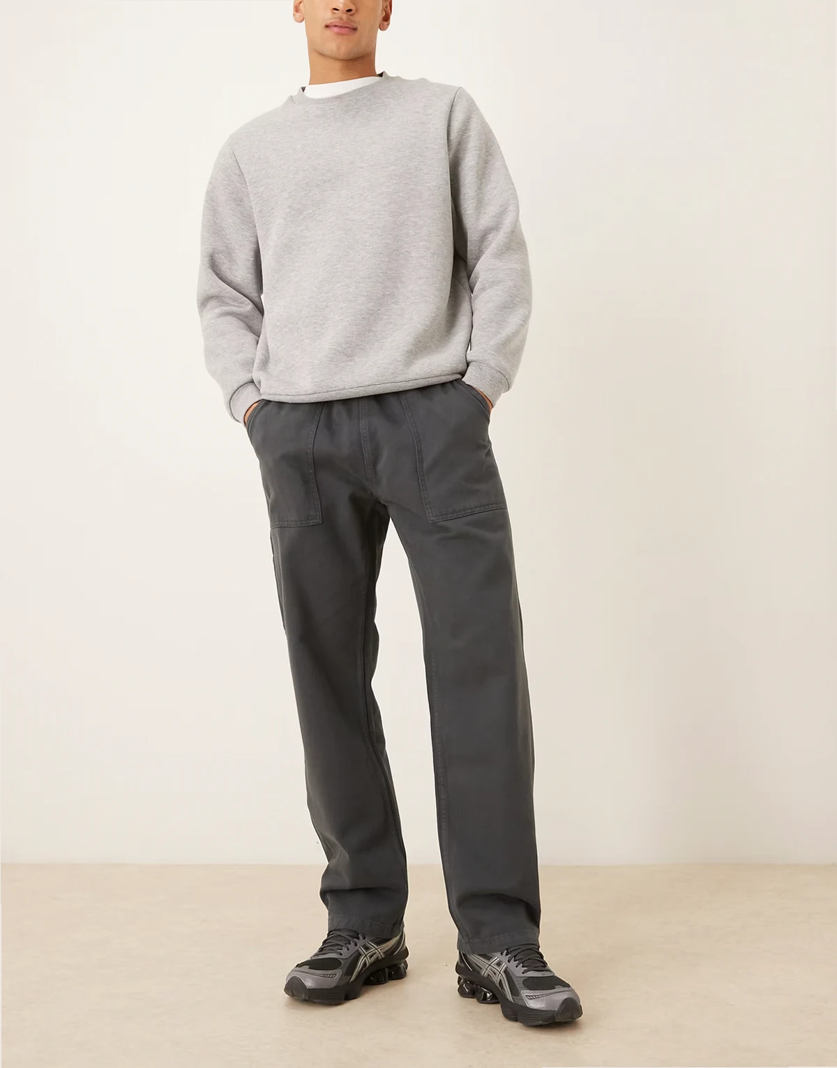 – Wciągane jeansy w stylu carpenter o prostym kroju