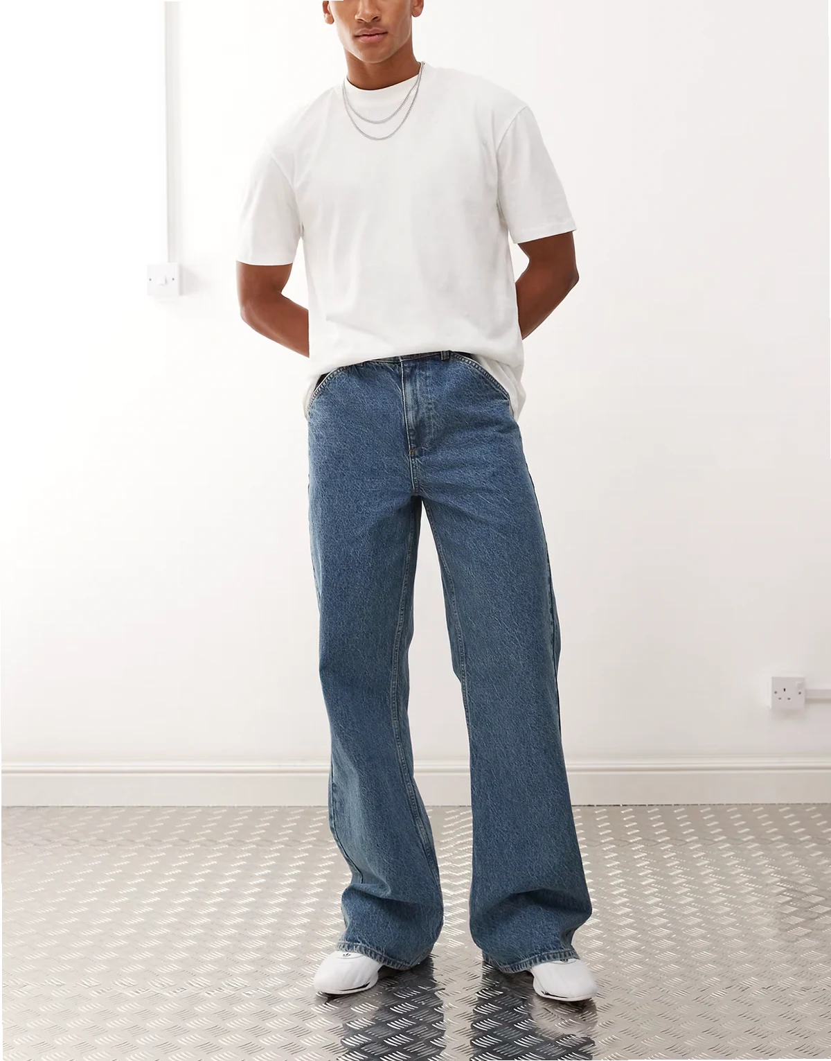 – Niebieskie jeansowe dzwony z jasnobrązowymi szwami