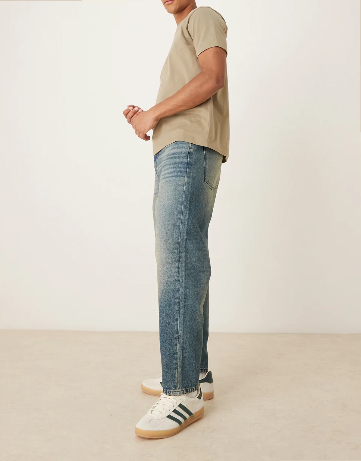 – Ciemnoniebieskie zwężane jeansy o luźnym kroju z efektem przebarwienia