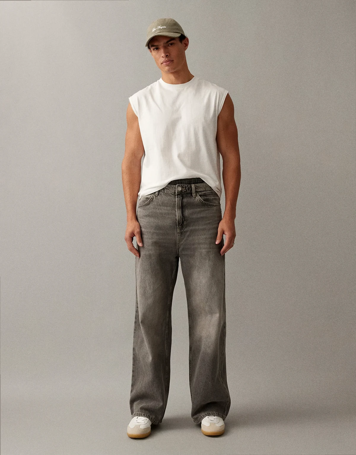 – Superweite Jeans in verwaschenem Grau