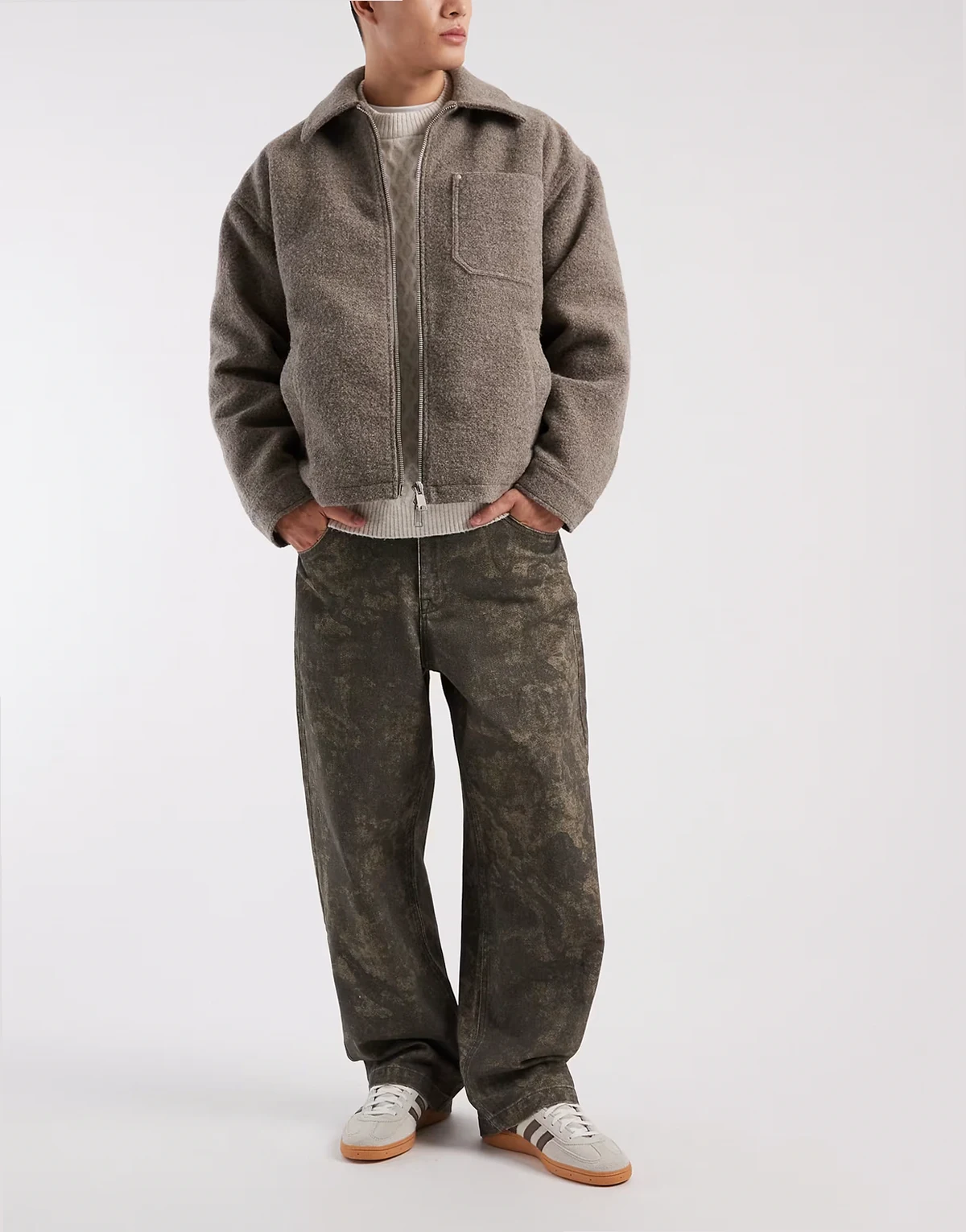 – Locker geschnittene Straight Jeans mit Military-Muster