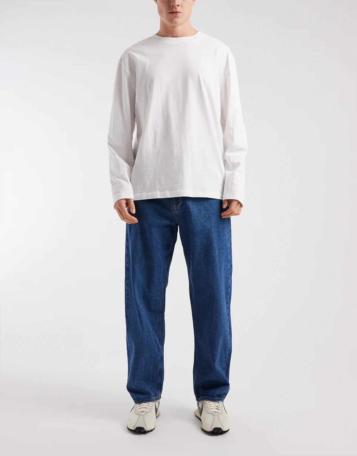 – Leo – Ciemnoniebieskie luźne jeansy