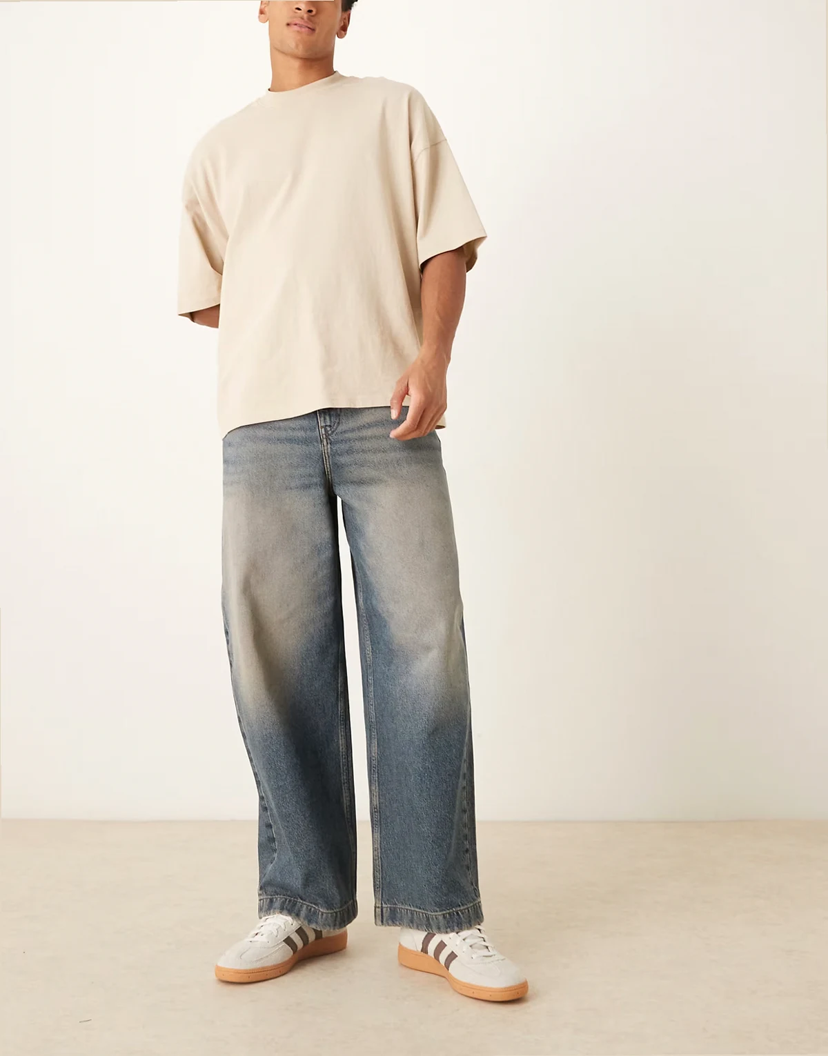 – Jeans in mittelblauer Waschung mit abgerundetem Beinschnitt und Farbstich