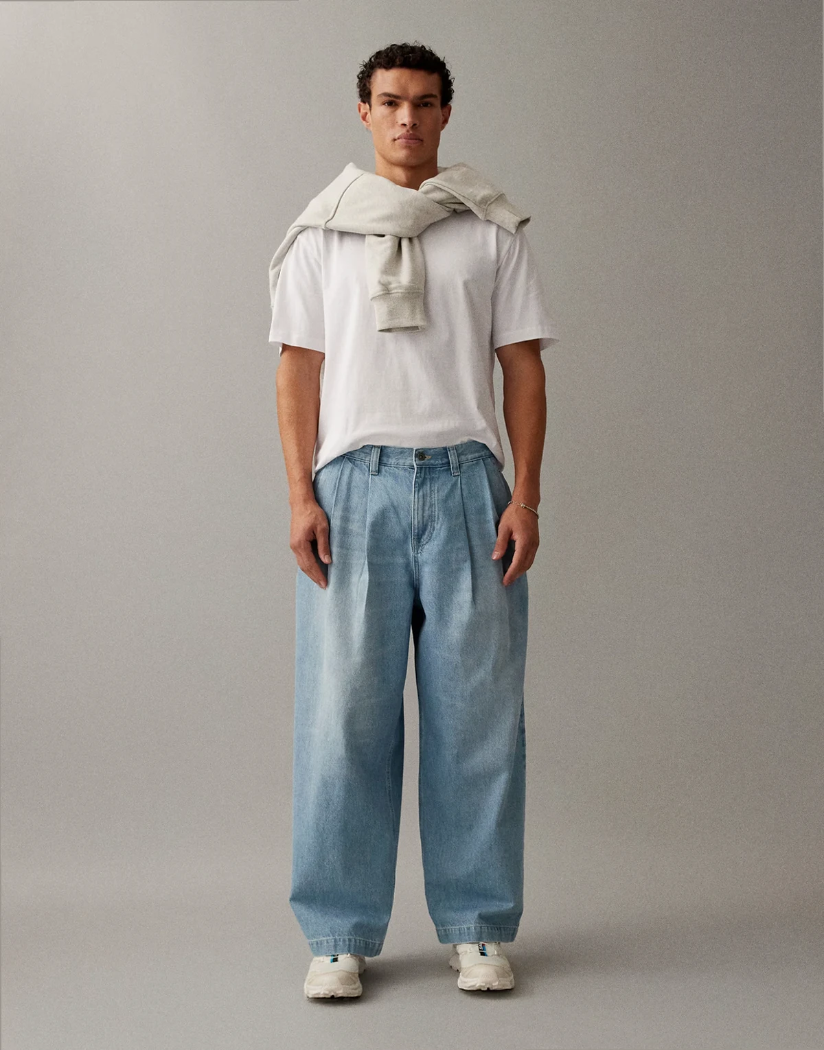 – Barrel-Jeans in verwaschenem Hellblau mit Bundfalten