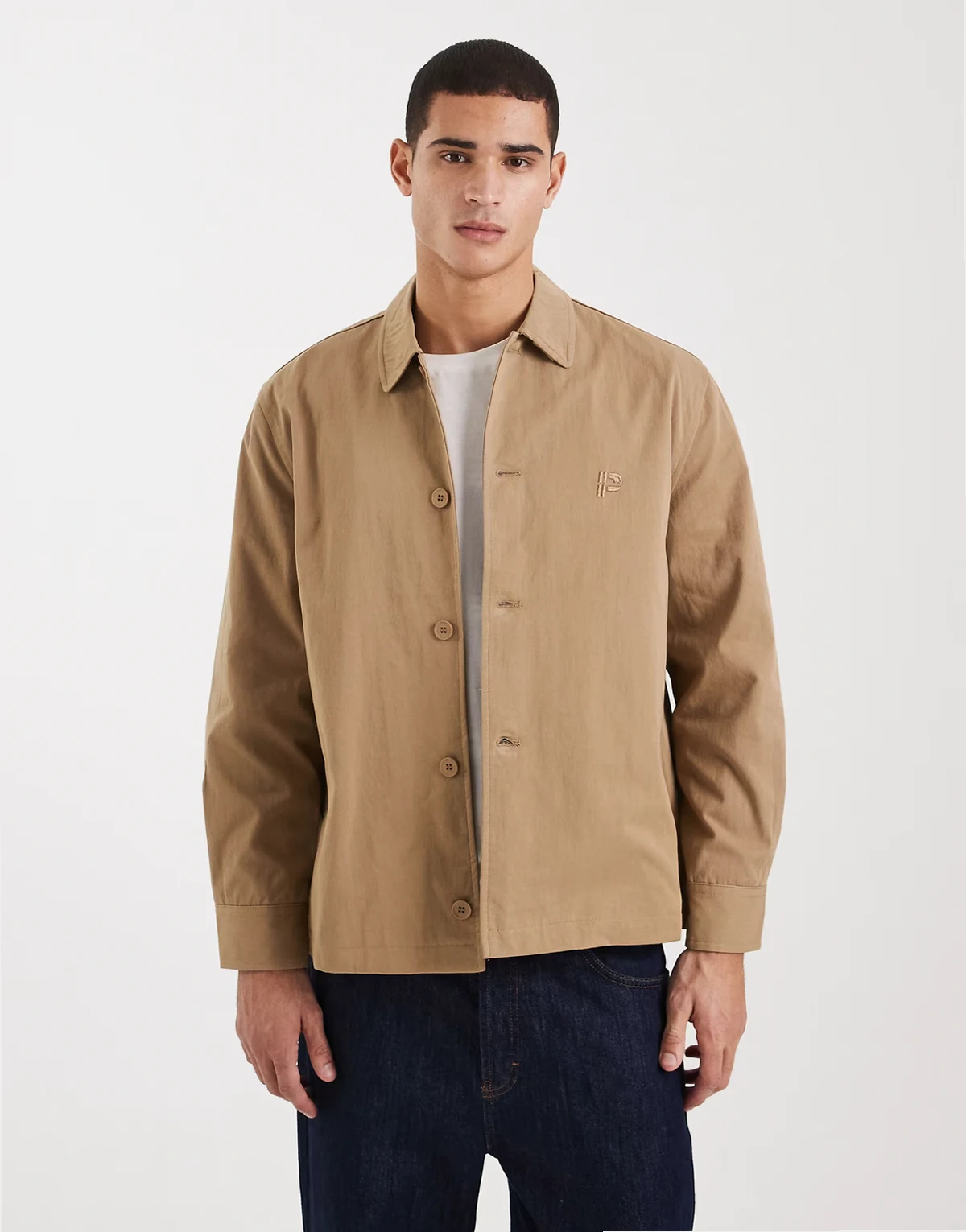 – Kurze Trenchjacke in Beige mit Logo und durchgehender Knopfleiste