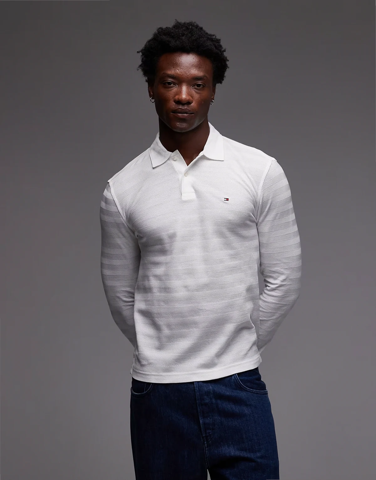 – Biała koszula polo z długimi rękawami i fakturą w jodełkę