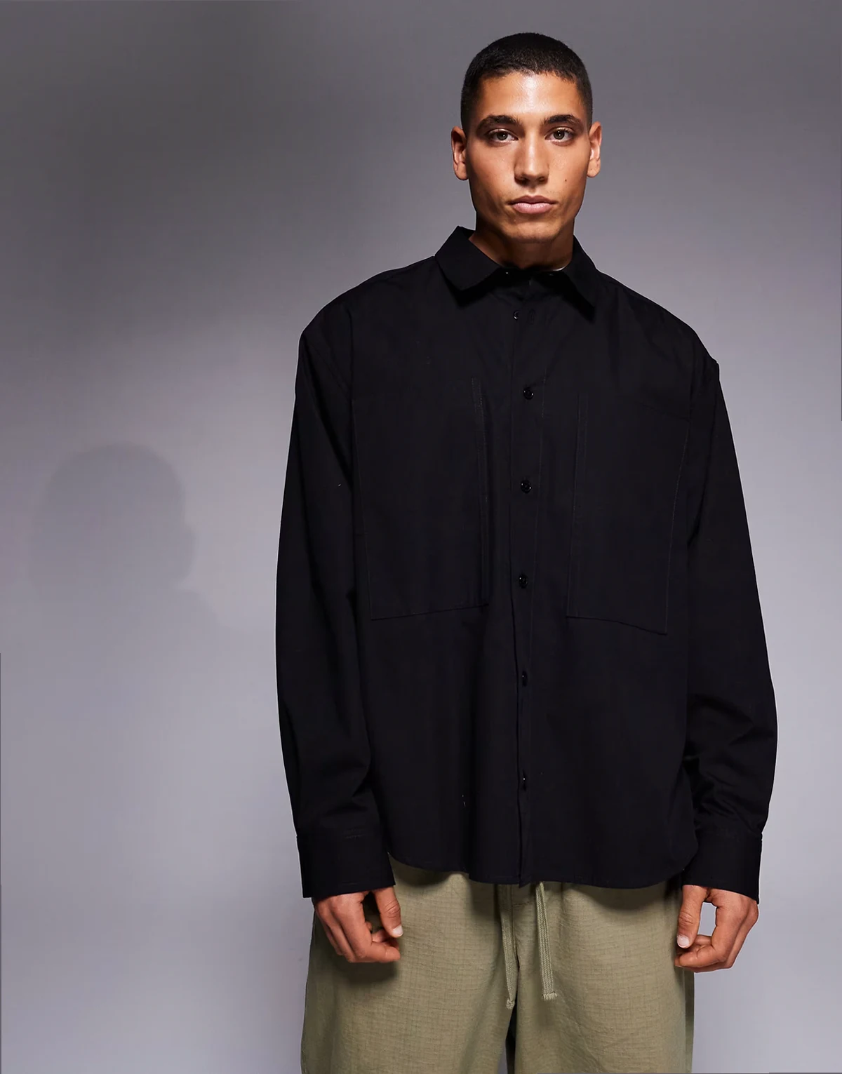 – Czarna koszula oversize w stylu roboczym z kieszeniami