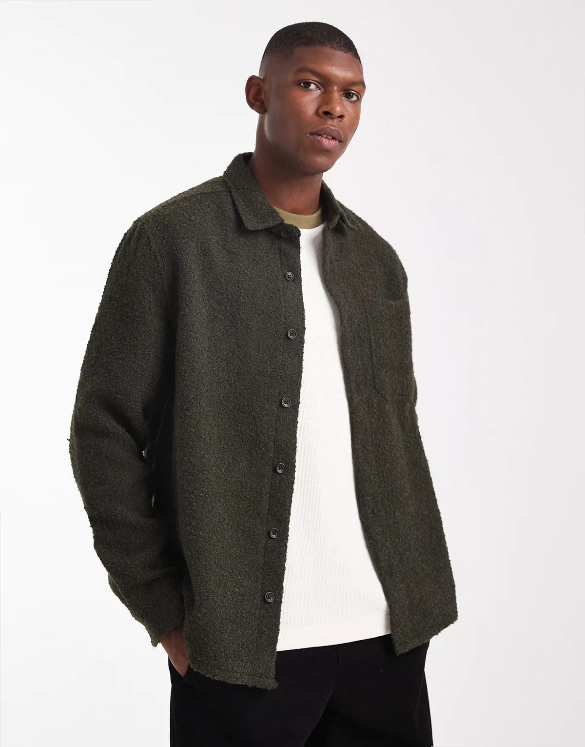 – Koszula wierzchnia z tkaniny boucle w kolorze khaki