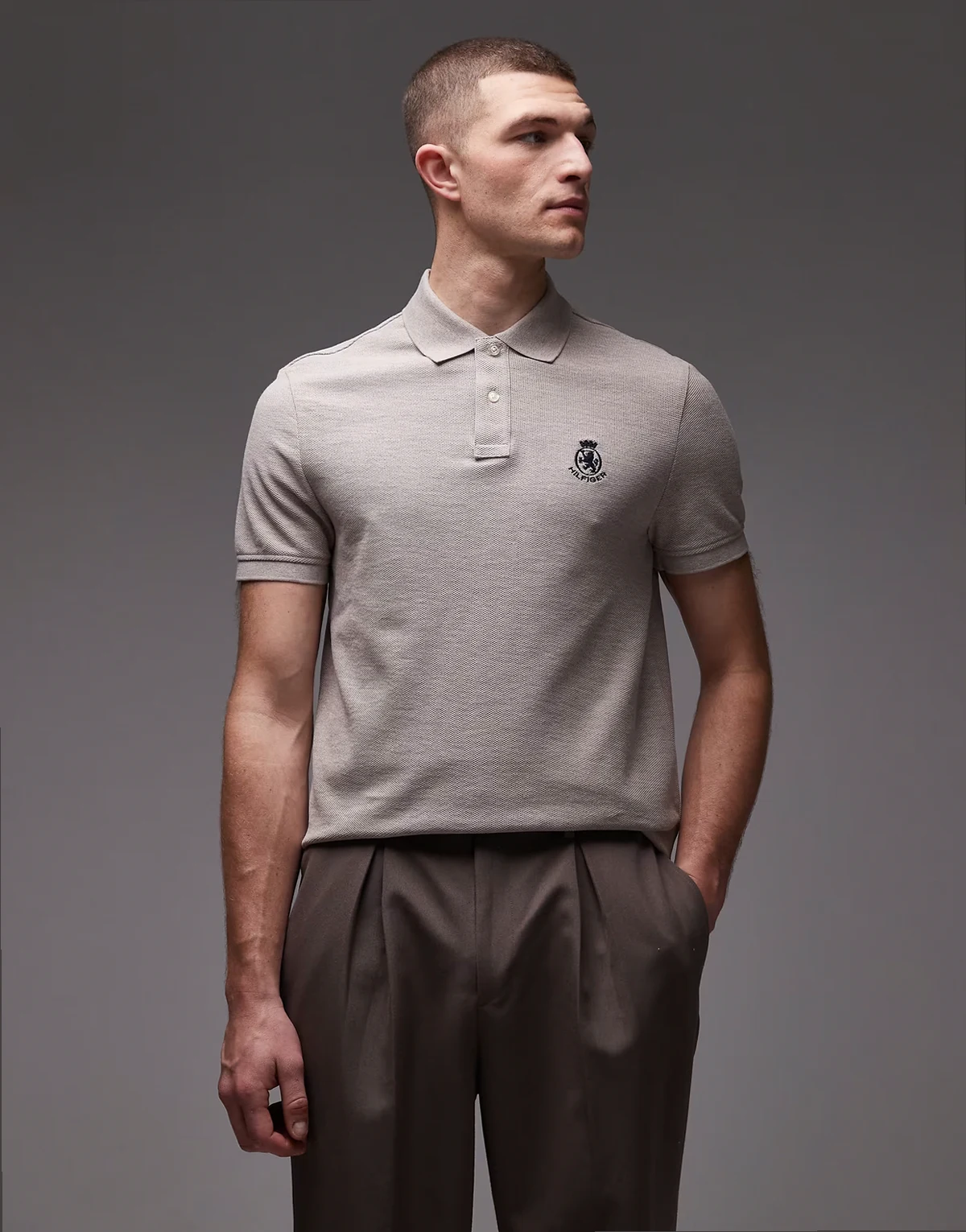 – Beżowa koszulka polo z logo z herbem