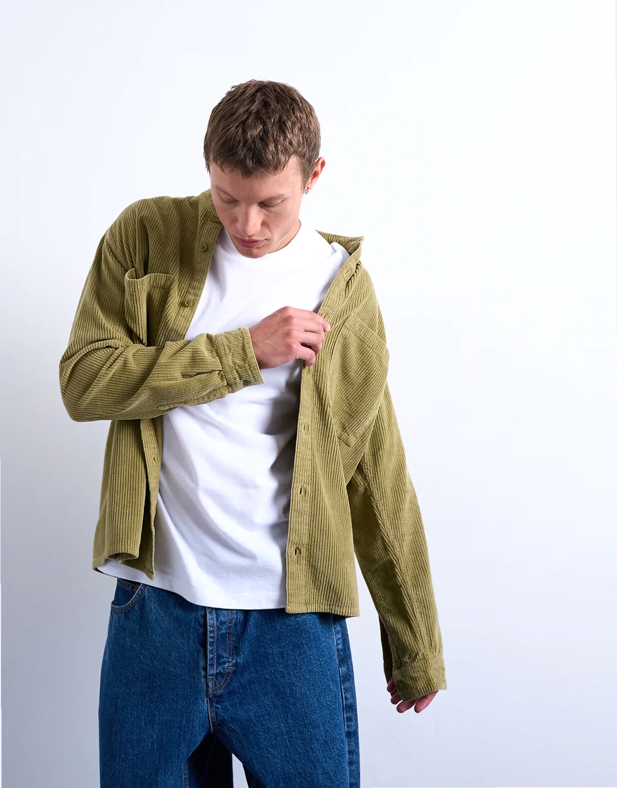 – Regular Fit Cordhemd in verwaschenem Grün