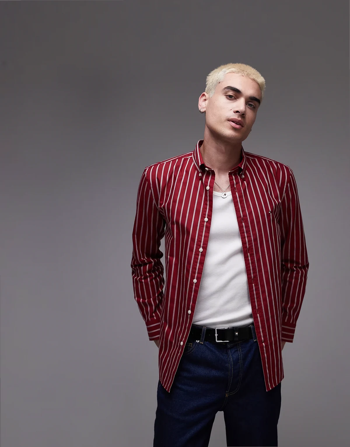 – Czerwona koszula oxford w paski