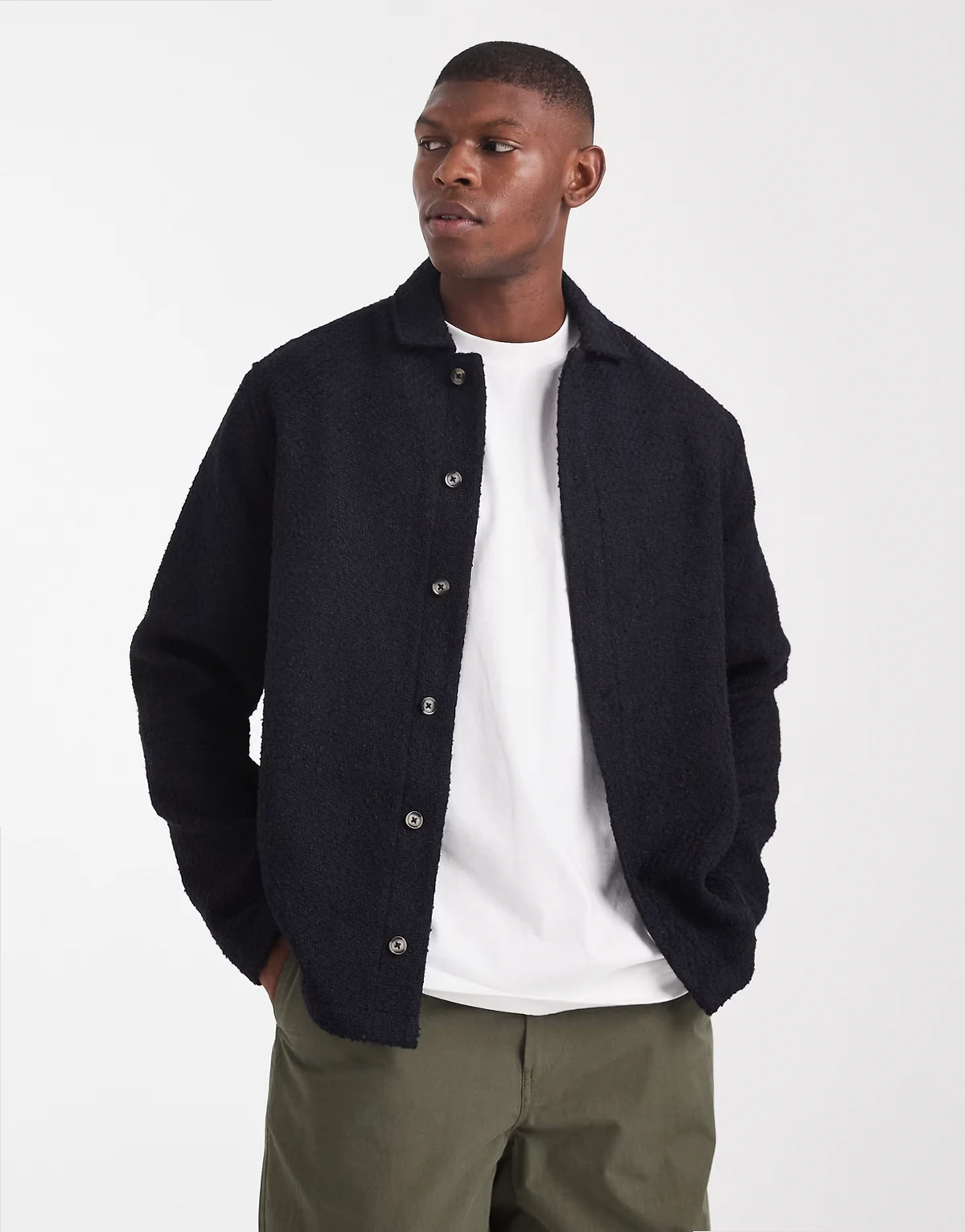 – Czarny, teksturowany overshirt