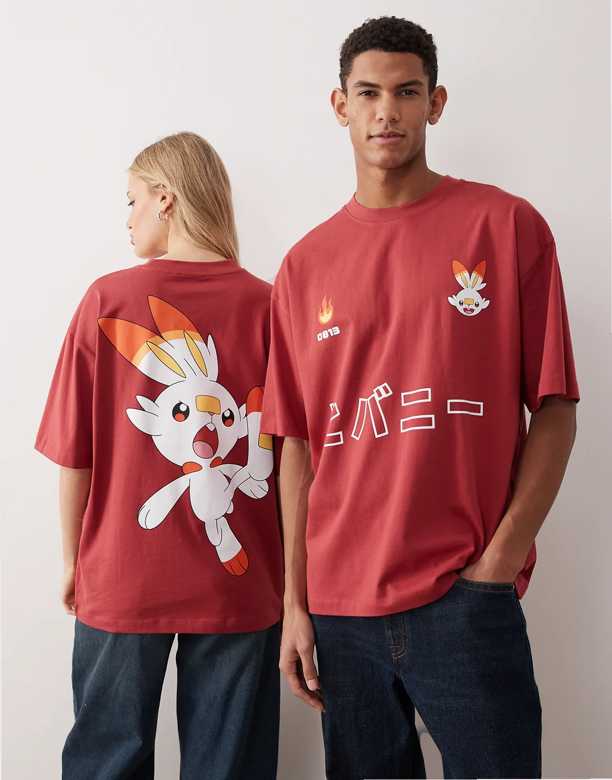 – Czerwony T-shirt oversize unisex z nadrukiem Pokemona Scorebunny
