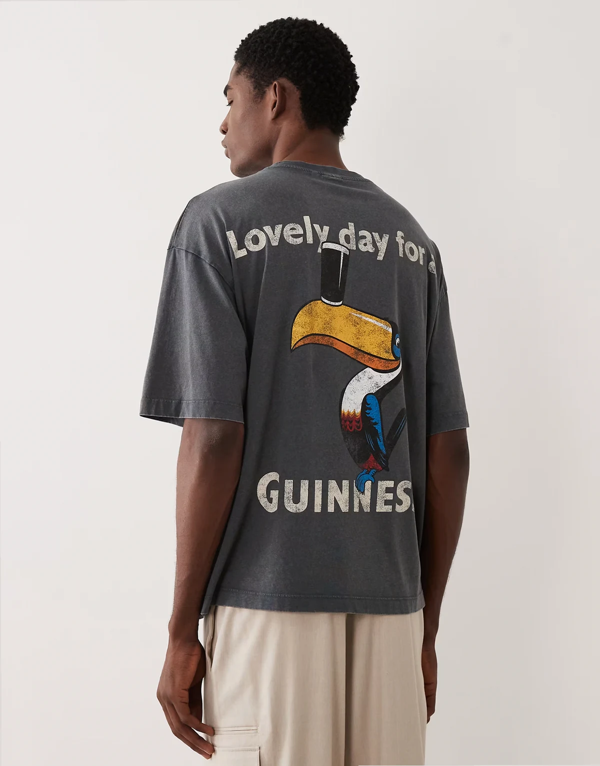 – Czarny sprany T-shirt oversize z nadrukiem Guinness