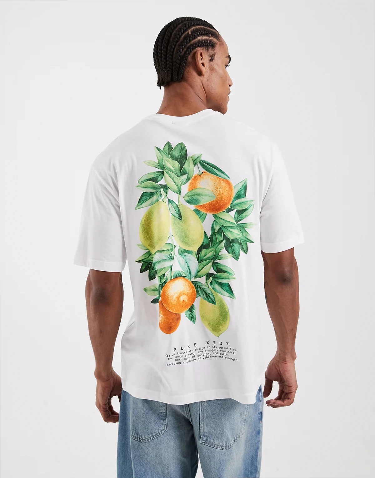 – Biały T-shirt oversize z nadrukiem owoców na plecach