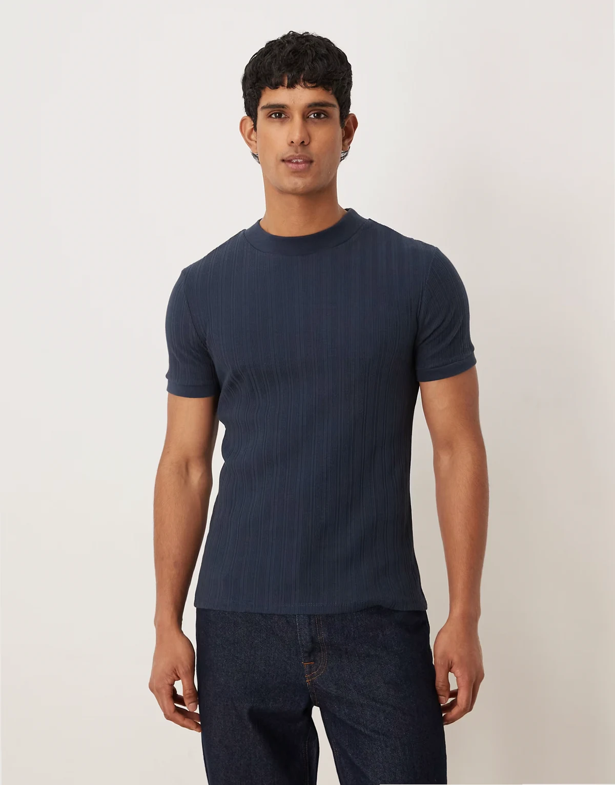 – Granatowy fakturowany T-shirt o kroju podkreślającym sylwetkę z zabudowanym dekoltem