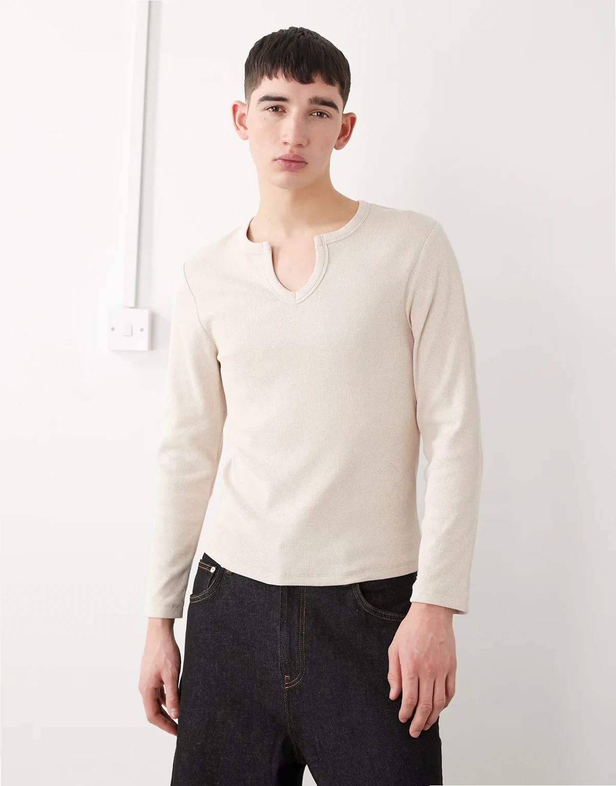 – Langärmliges, körperbetontes Henley-Shirt in Hellbeige mit Einkerbung am Ausschnitt