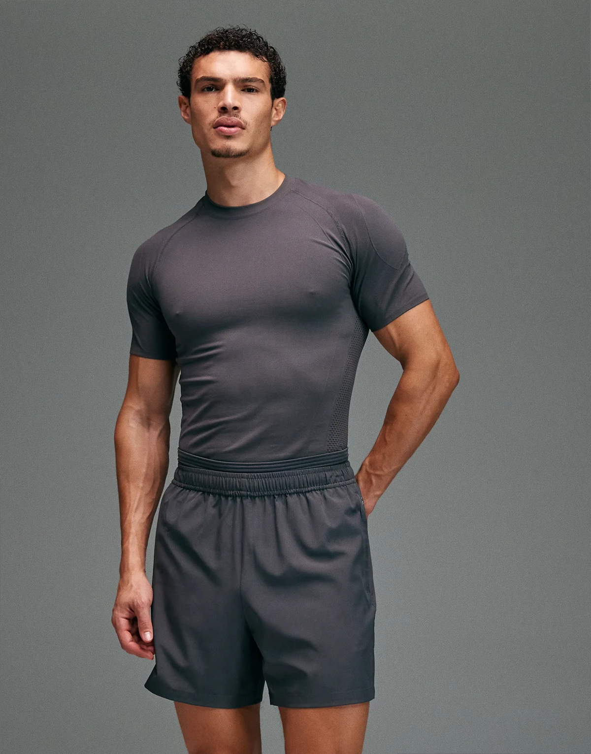 – Nahtloses, figurbetonendes Baselayer-Muskelshirt in Anthrazit mit Kompressionsfunktion