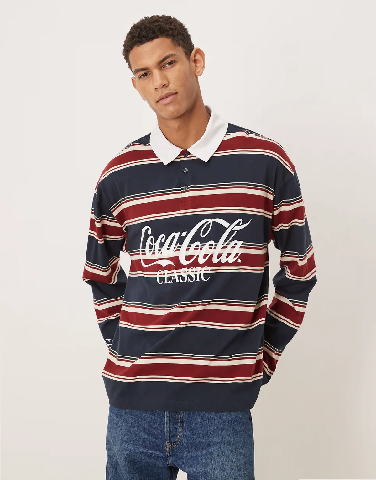 – Locker geschnittenes Polohemd in Marineblau mit Coca-Cola-Print