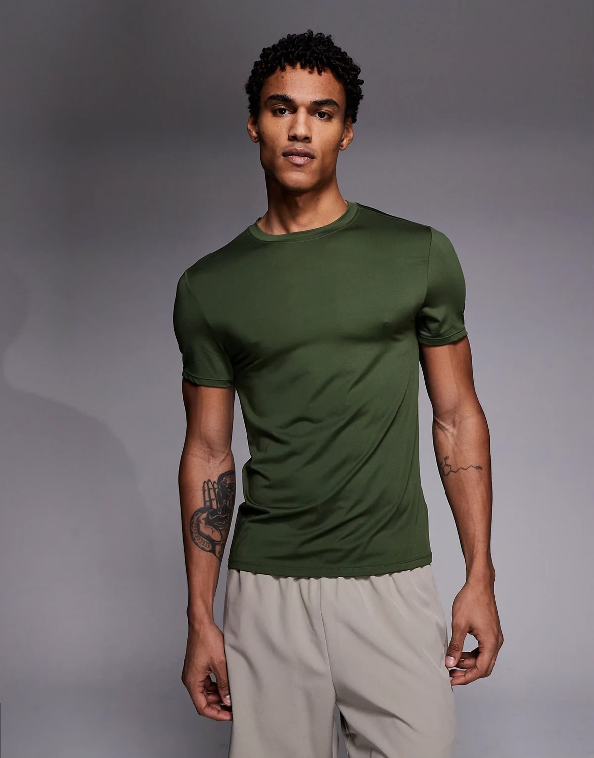 – Icon – Schnelltrocknendes Baselayer-Sport-T-Shirt in Khaki mit körperbetontem Schnitt