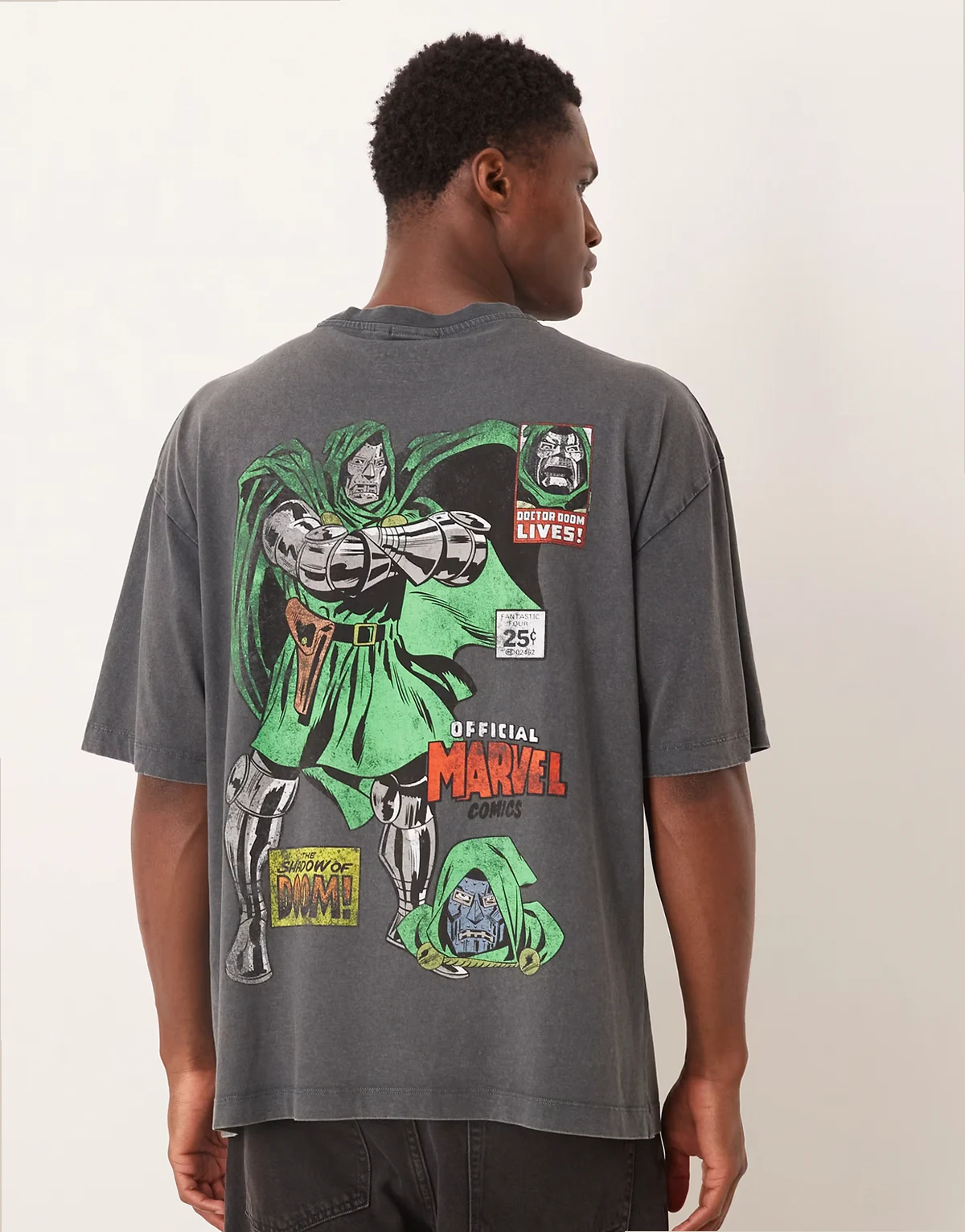 – T-shirt oversize w spranym czarnym kolorze z nadrukiem Dr Doom