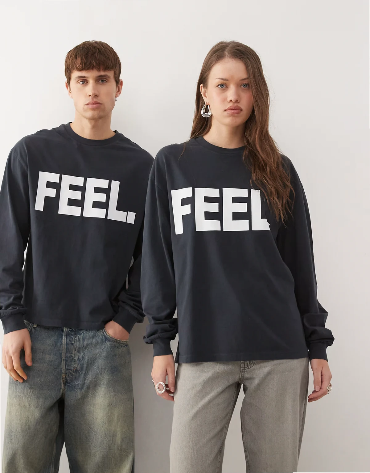 Unisex – Langärmliges, kastiges Shirt in Schwarz mit „Feel“-Grafik