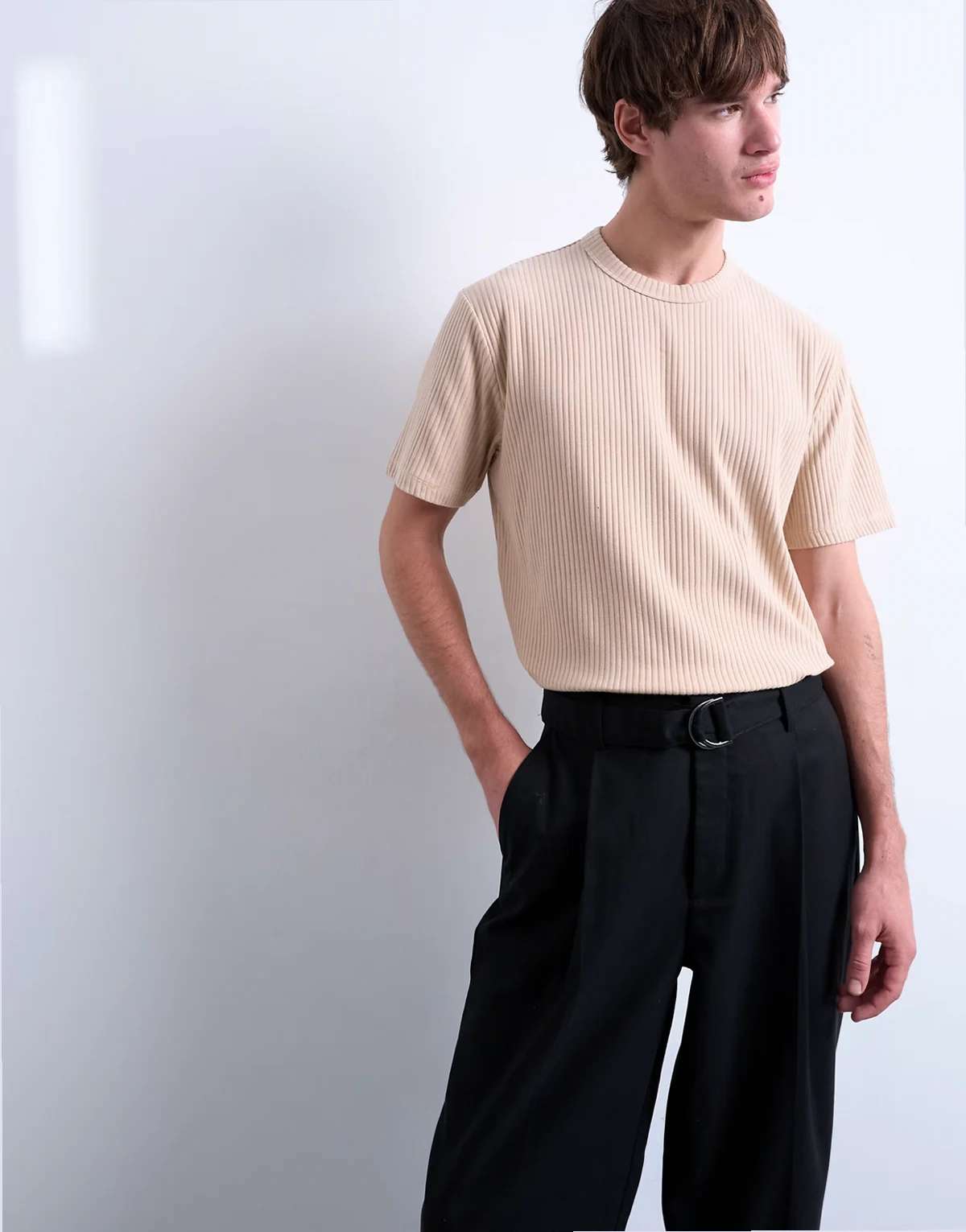 – Camelowy gruby prążkowany T-shirt premium