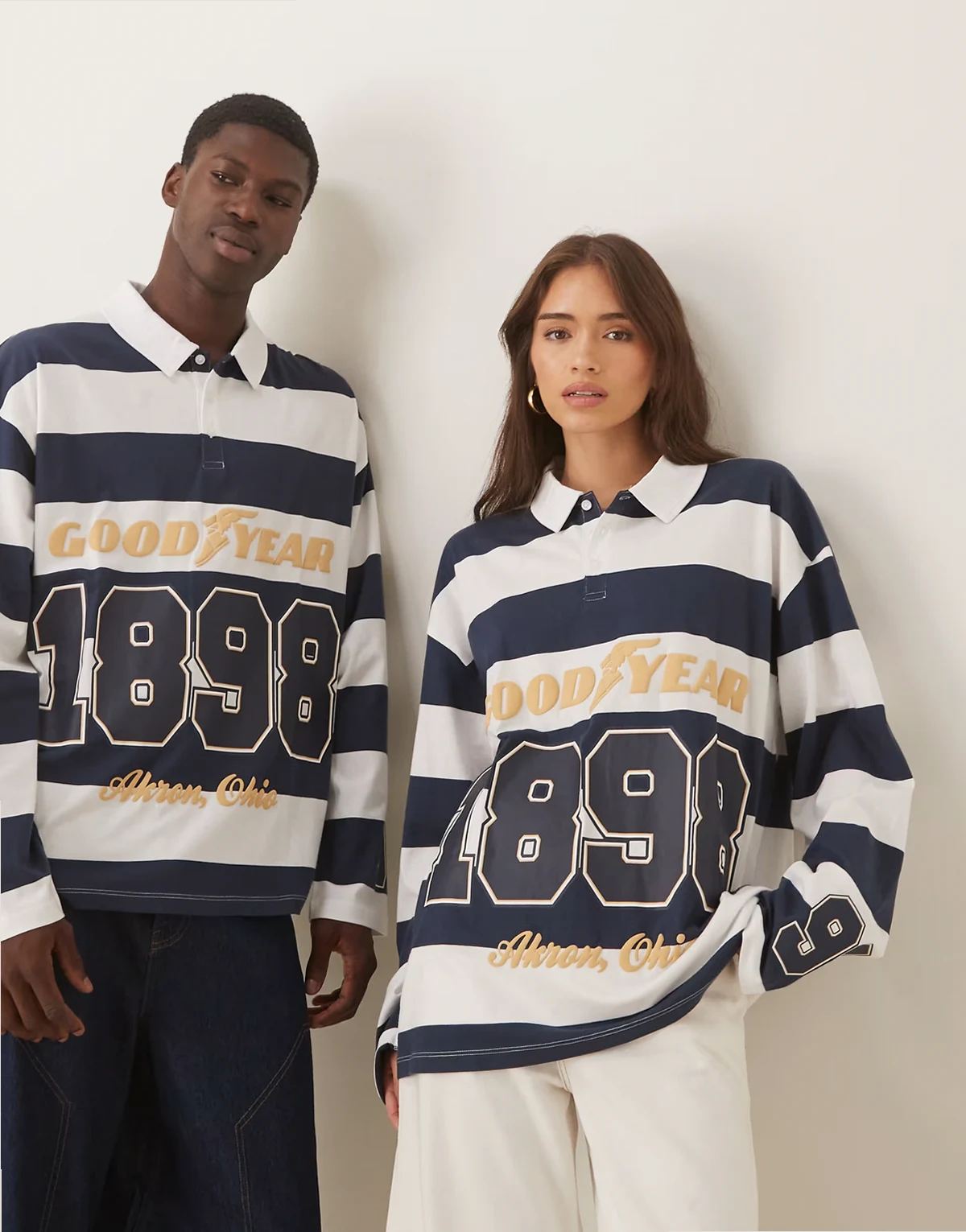 – Unisex – Langärmliges Oversize-Polohemd mit Goodyear-Print in blau-weißem Streifendesign