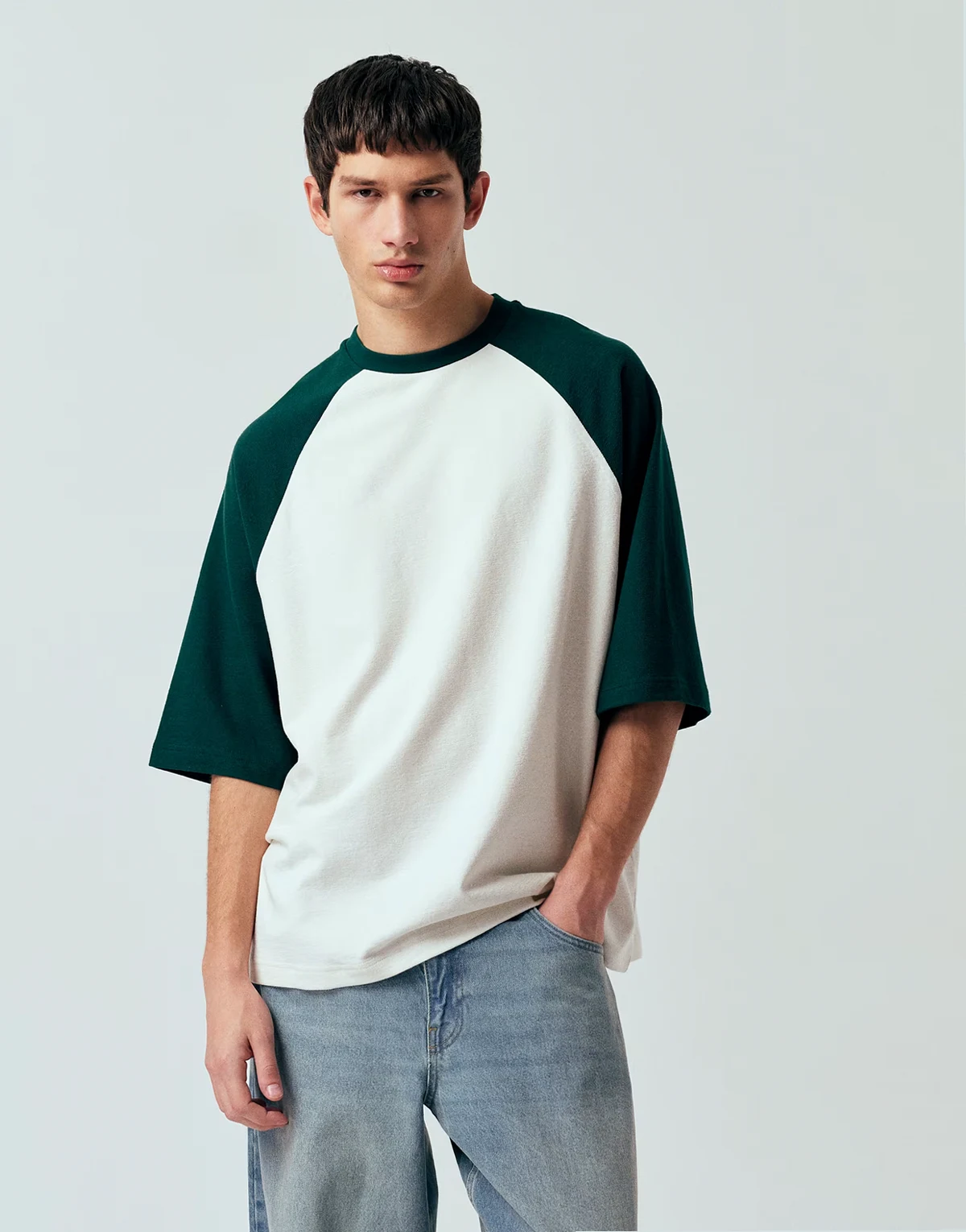 – Kremowy raglanowy T-shirt oversize