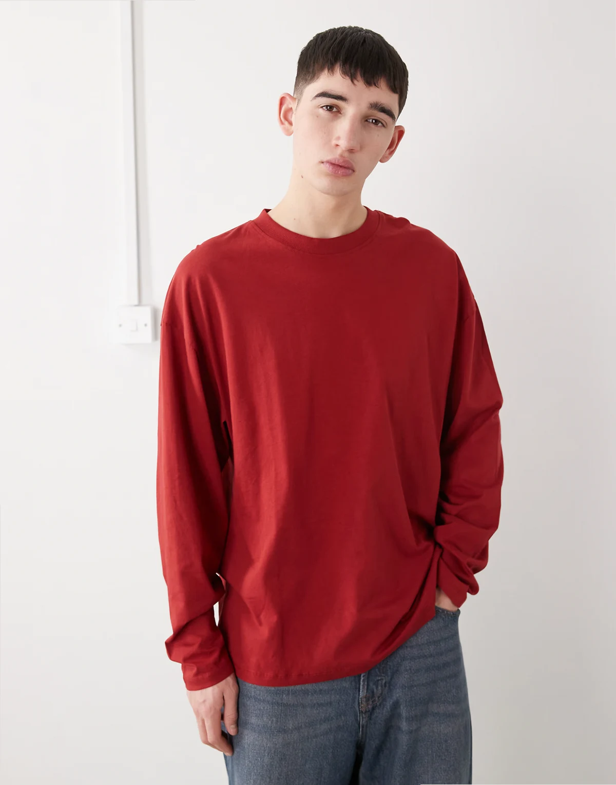 – Bordowy T-shirt z długimi rękawami