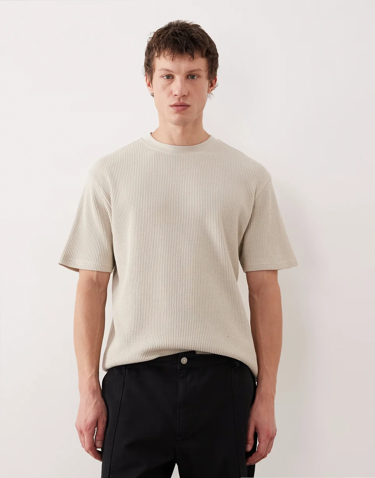 – Kremowy gruby T-shirt o luźnym kroju z materiału o waflowej teksturze