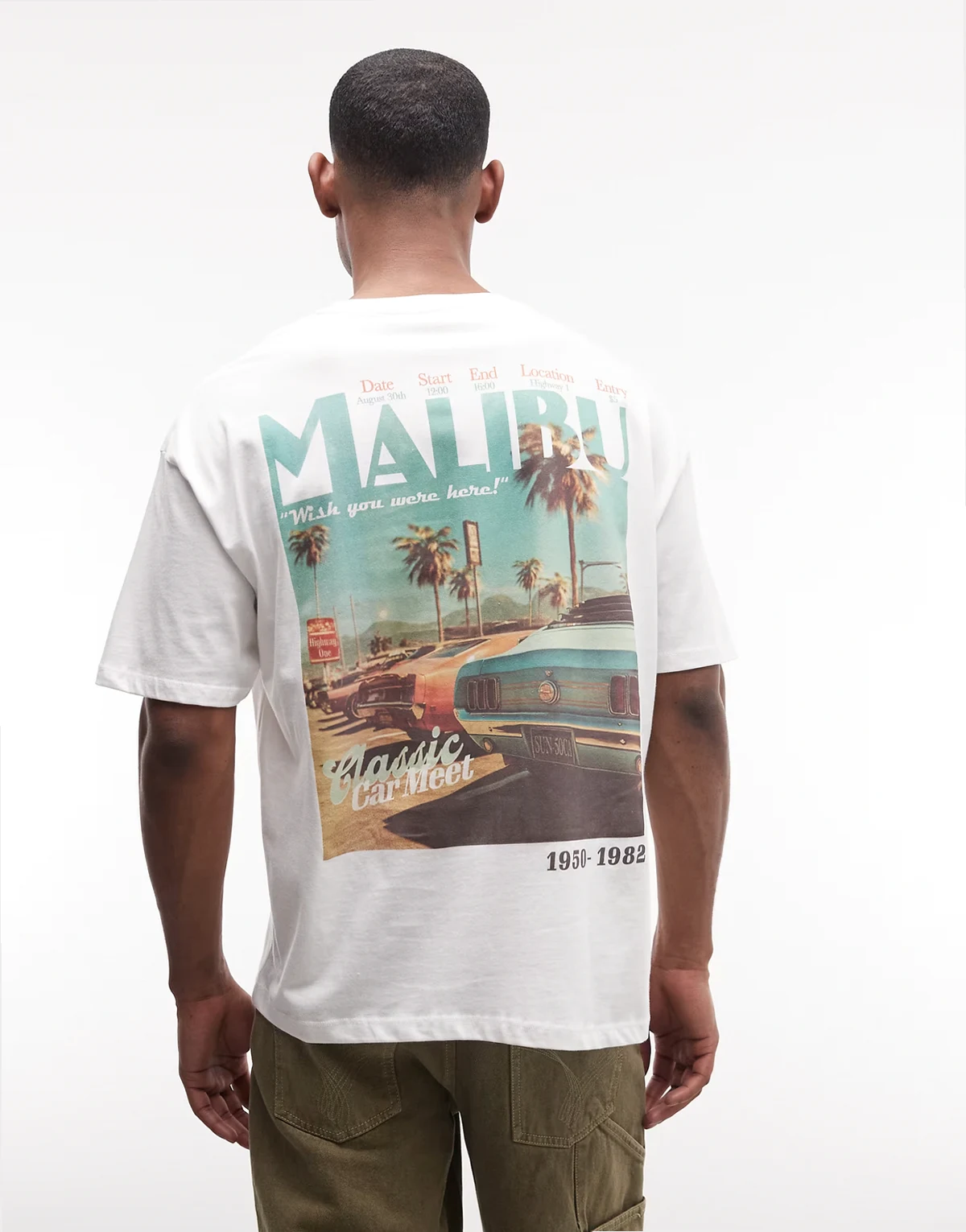 – Biały T-shirt oversize z nadrukiem z samochodem w stylu retro