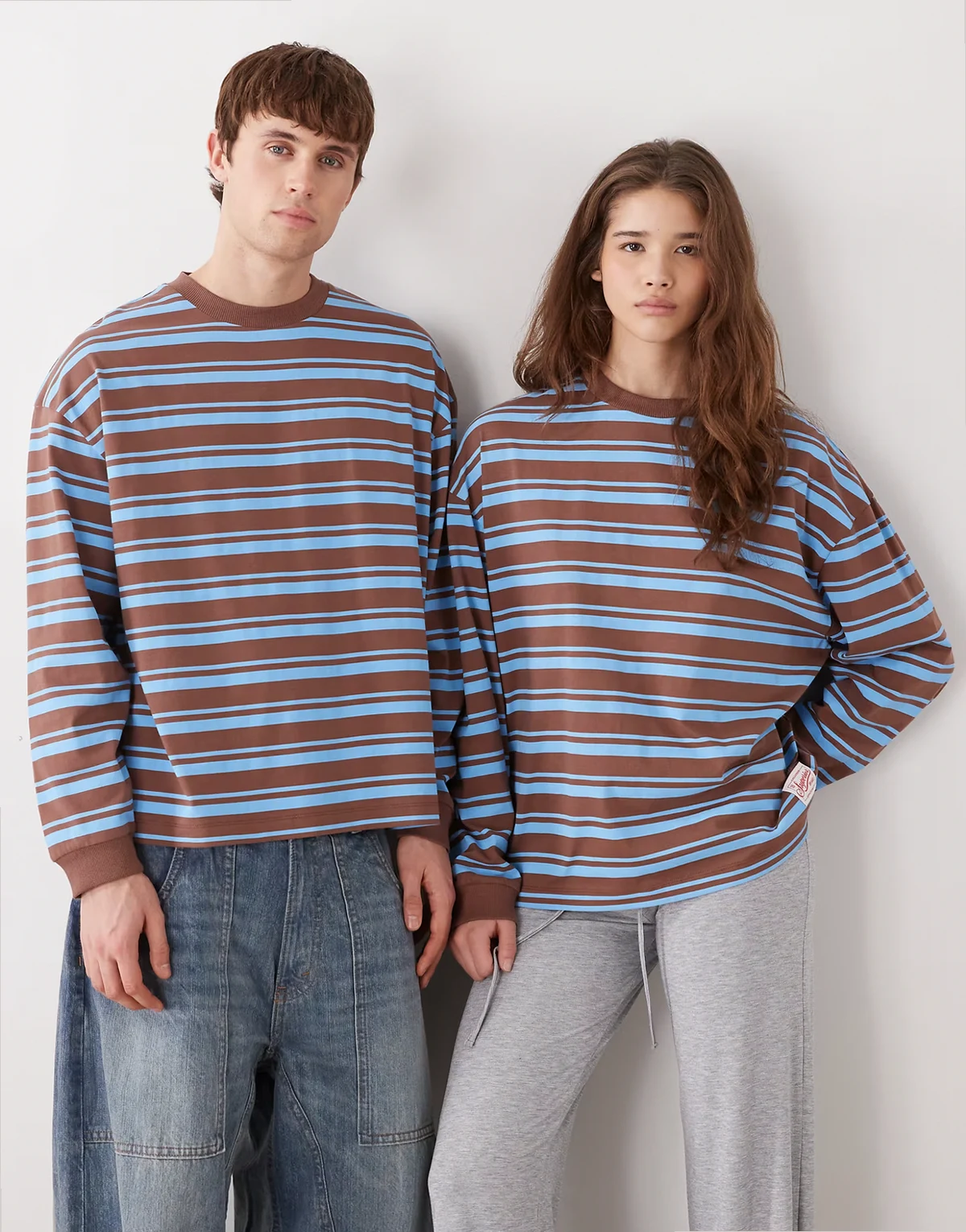 Unisex – T-shirt o pudełkowym kroju w brązowo-niebieskie paski