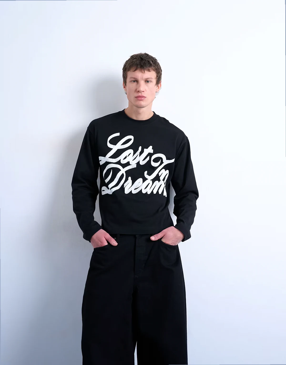 – Langärmliges Oversize-Shirt in Schwarz mit „Lost in Dreams“-Print