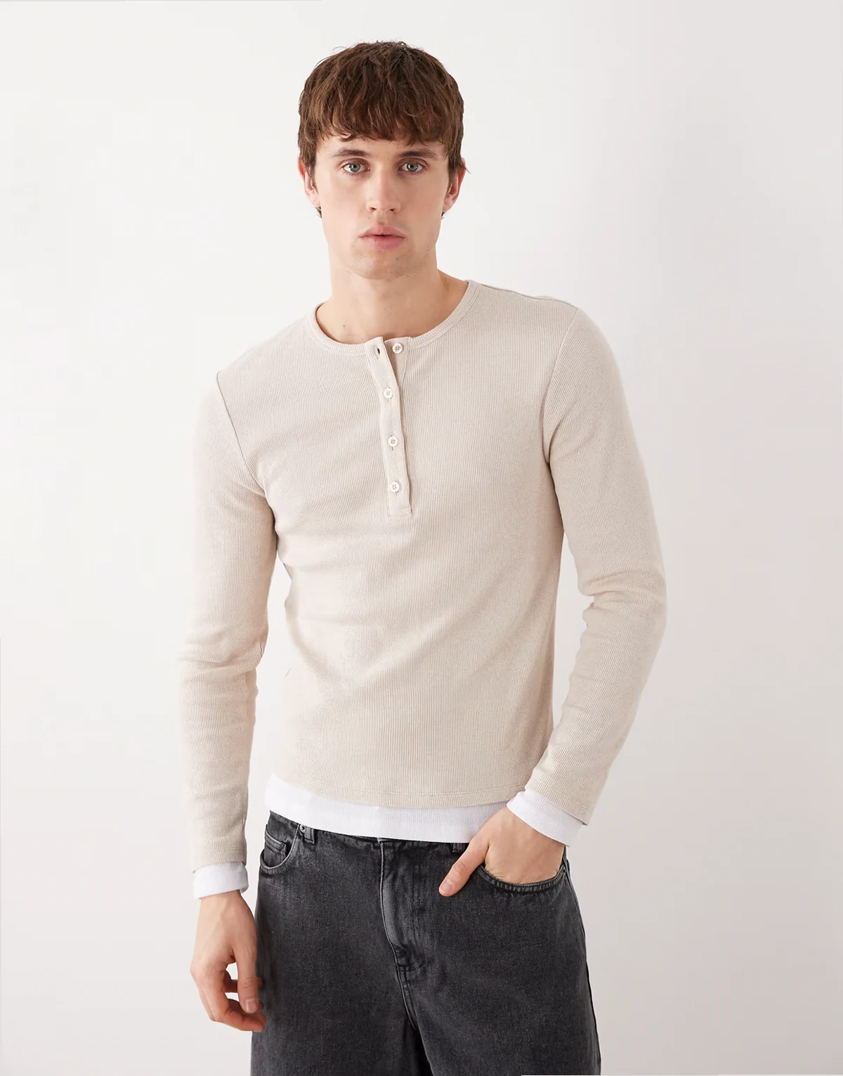 – Dwuwarstwowy top z dekoltem henley w owsianym kolorze