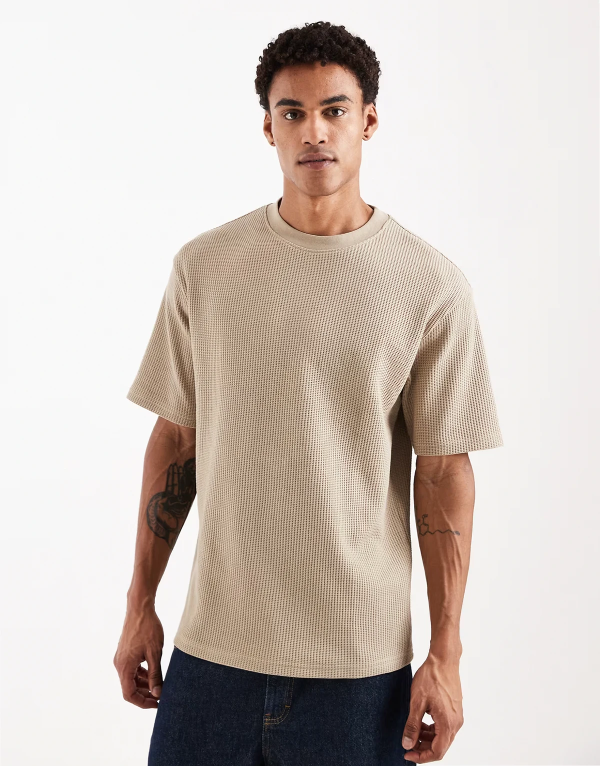 – Beżowy luźny T-shirt o waflowej fakturze