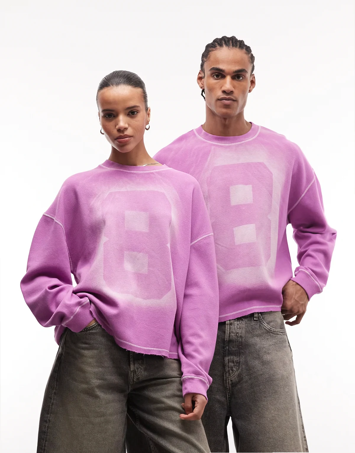 Unisex – T-shirt w spranym fioletowym kolorze z długimi rękawami i wyblakłą grafiką z numerem