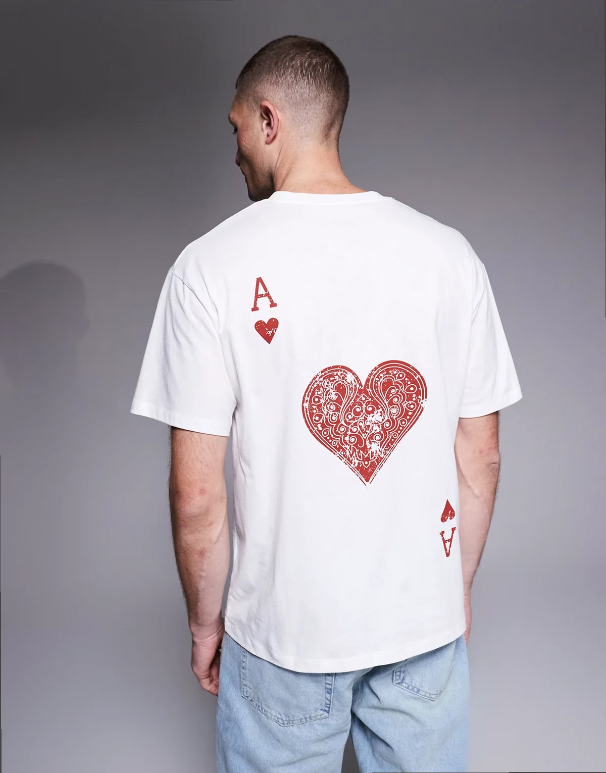 – Kremowy T-shirt oversize z nadrukiem z asem kier na plecach