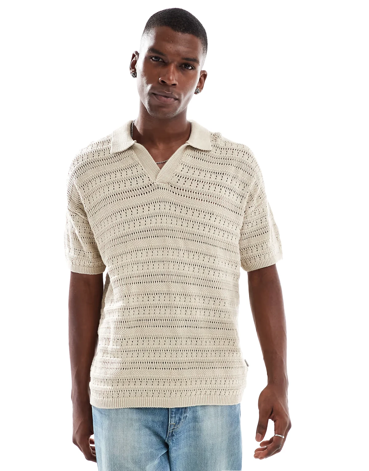 – Polohemd in Beige mit durchbrochenem Strickmuster, tief angesetzter Schulterpartie und geschlitztem Ausschnitt